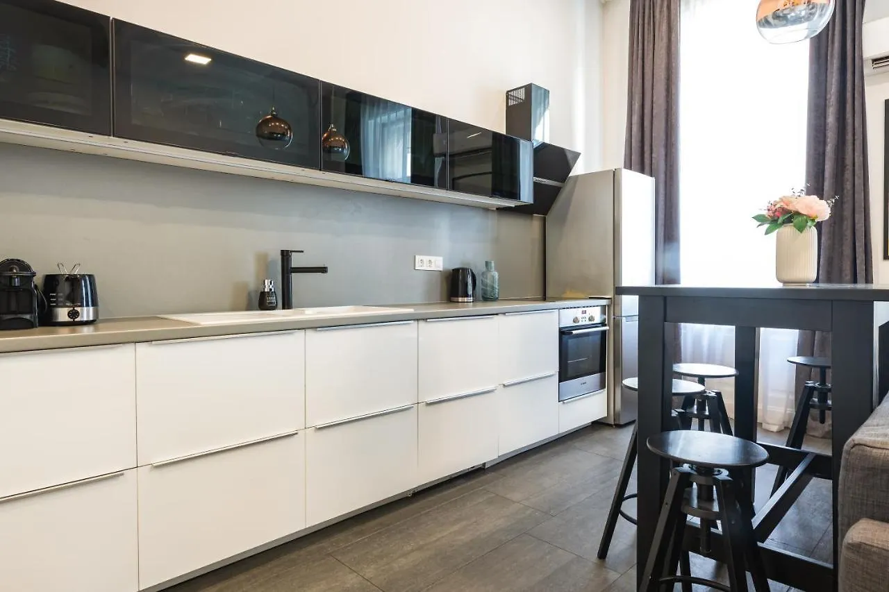 Luxury Nova Home Next To The New York Cafe Budapest Hungary